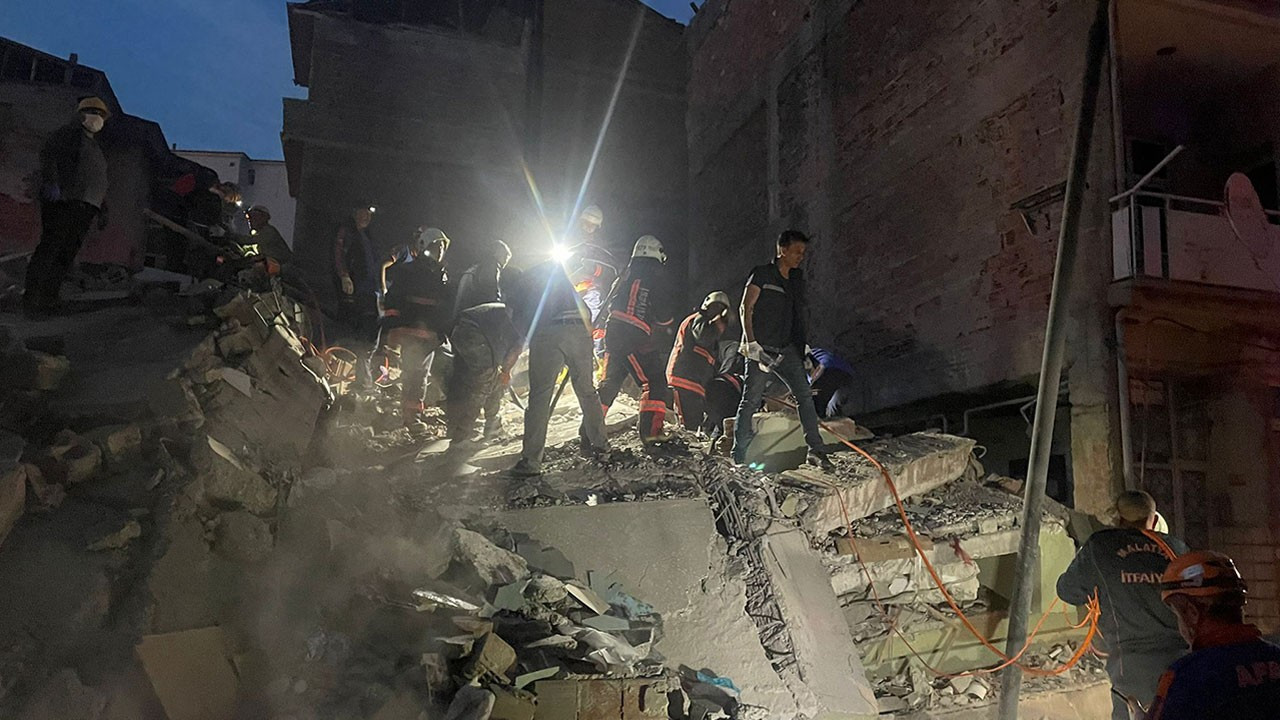Malatya'da 4 katlı bina çöktü! 1 ölü