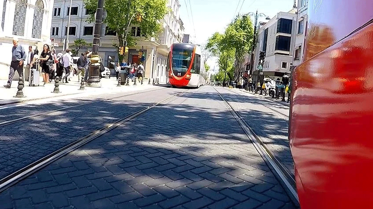 Eminönü'nde tramvay yoluna giren araç, bariyerlerde asılı kaldı