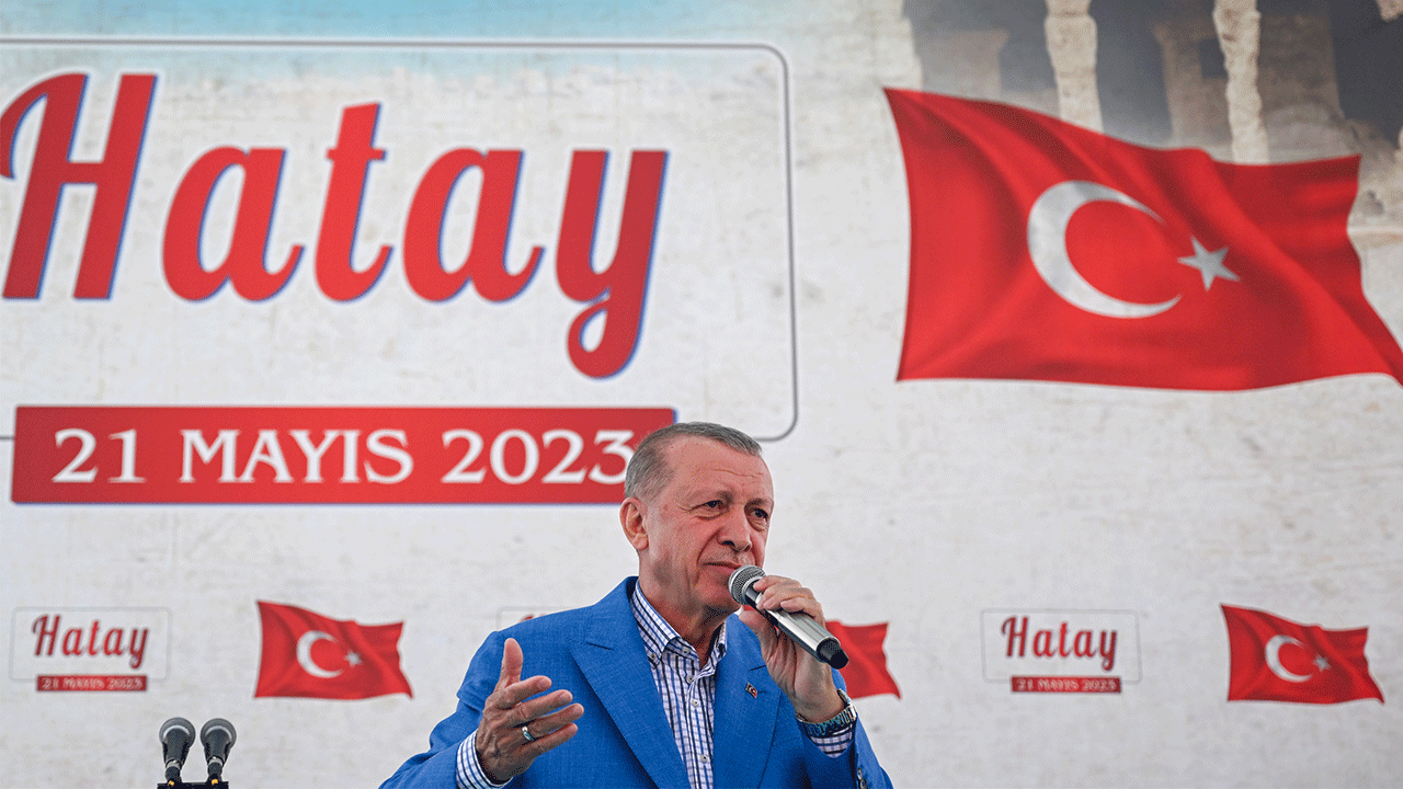 Cumhurbaşkanı Erdoğan Hatay'da depremzedelerle buluştu