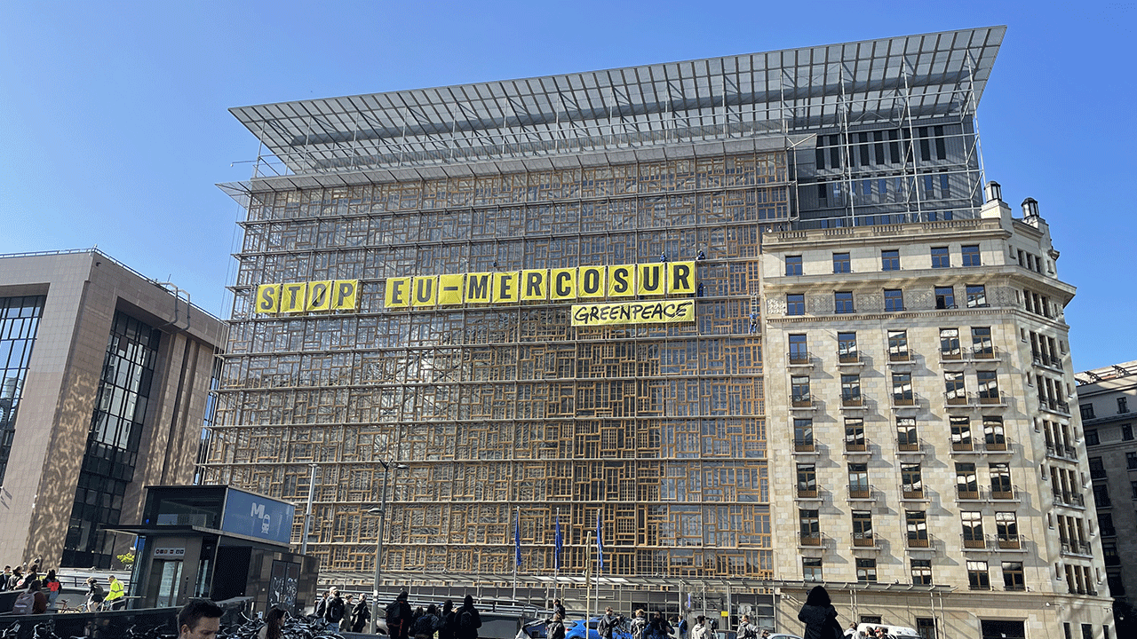 Çevreciler, AB binasına "AB-MERCOSUR'u durdurun-Greenpeace" yazan dev afiş astı