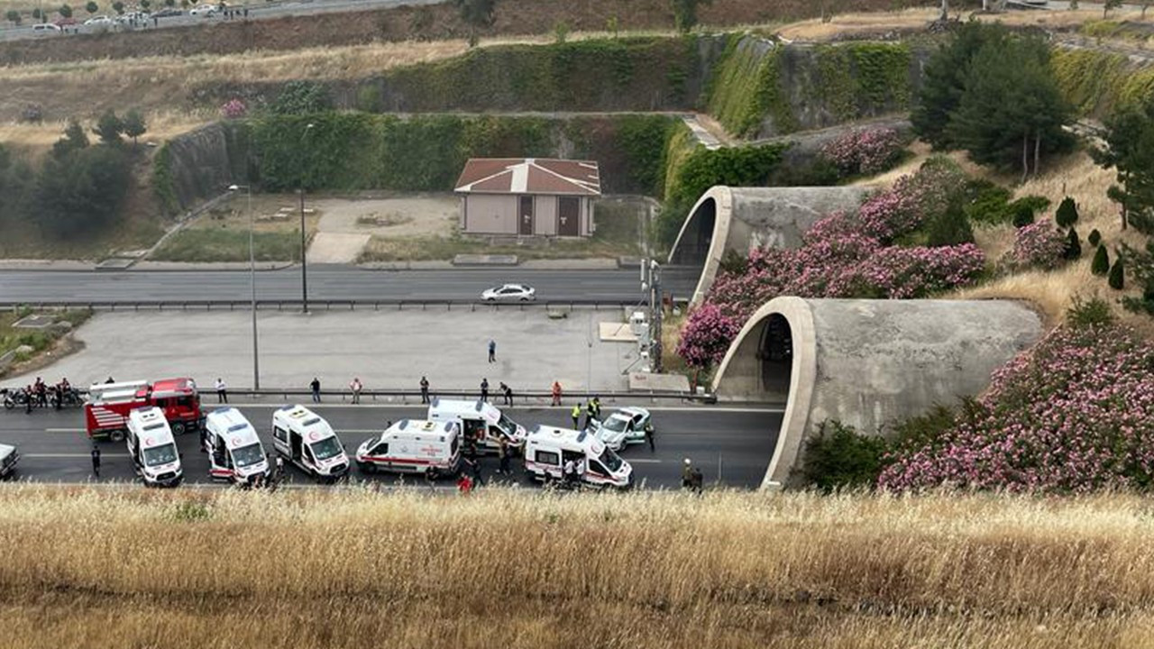 İzmir'de Bayraklı Tüneli'nde TIR yandı
