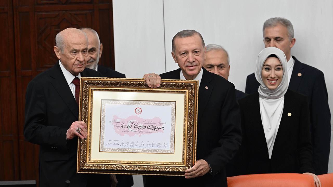 Erdoğan, Bahçeli'den mazbatasını aldıktan sonra yemin etti