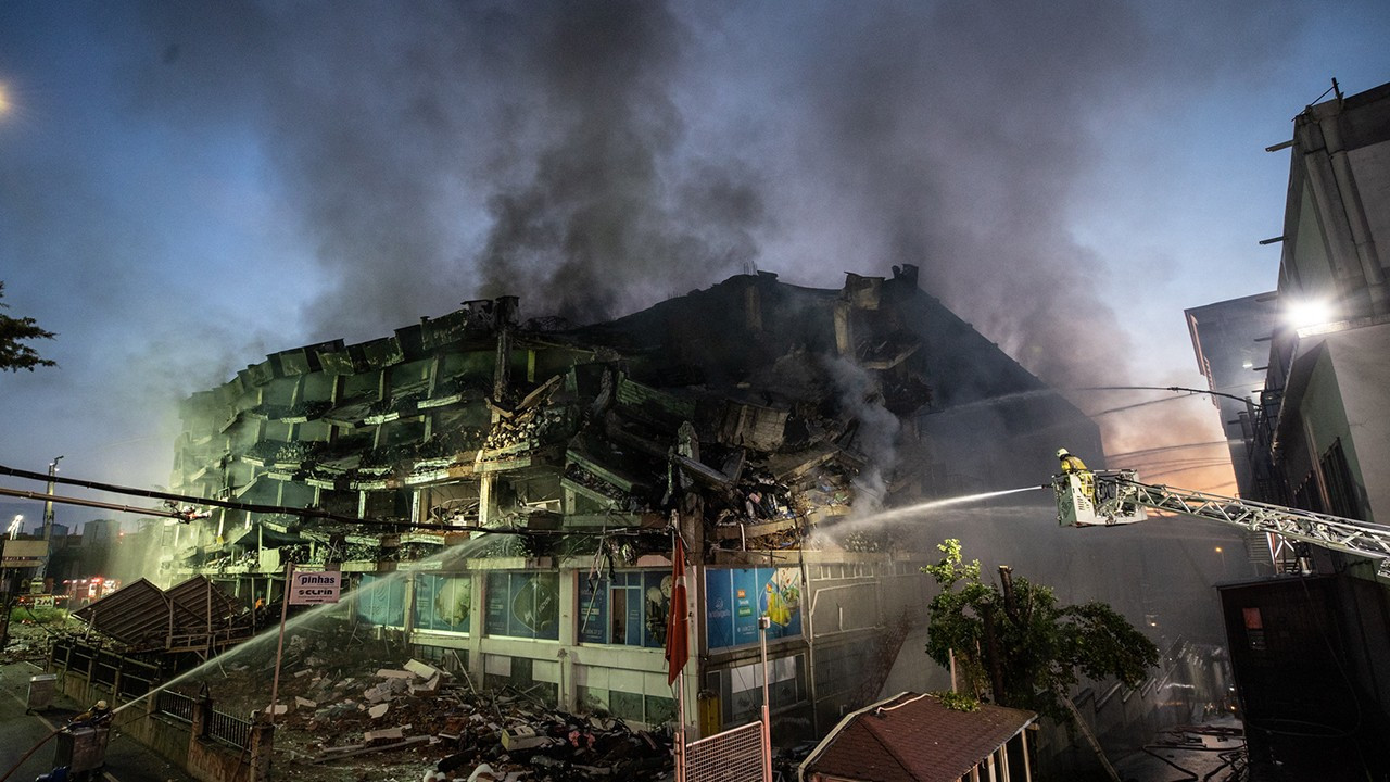 Başakşehir'deki fabrika yangını söndürülemiyor