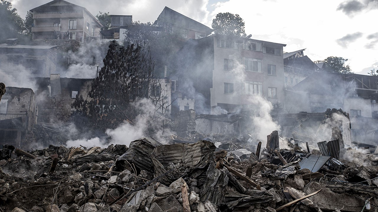  Erzurum'un Pazaryolu ilçesinde 12 ev yandı