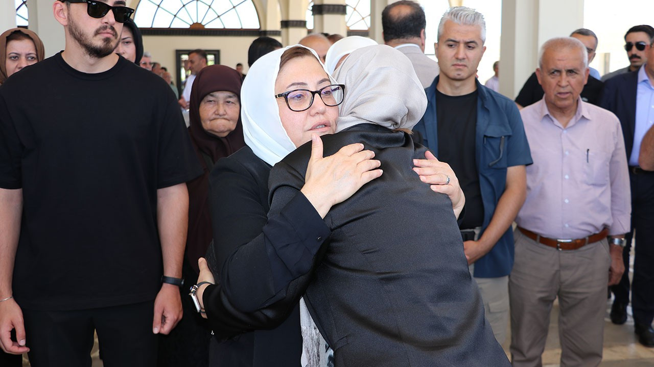 Fatma Şahin'in babasının cenazesi toprağa verildi