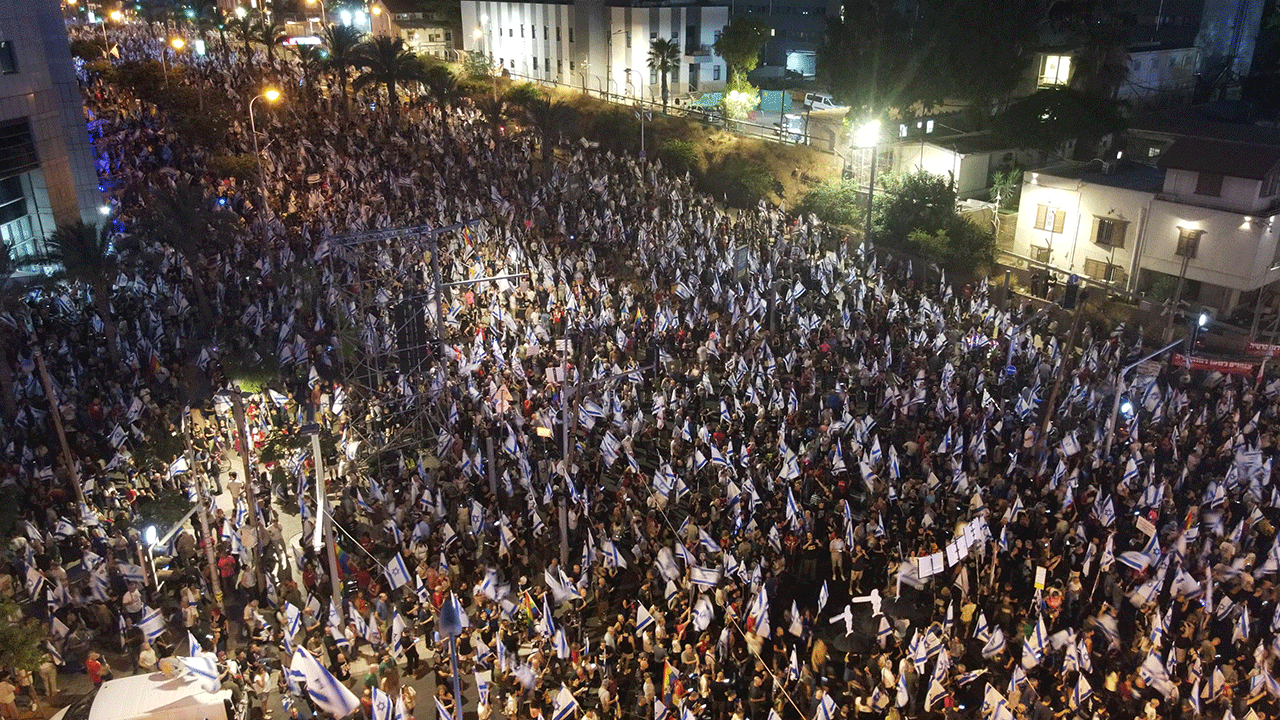 İsrail'de yüz binlerce kişi hükümeti protesto için sokaklara indi