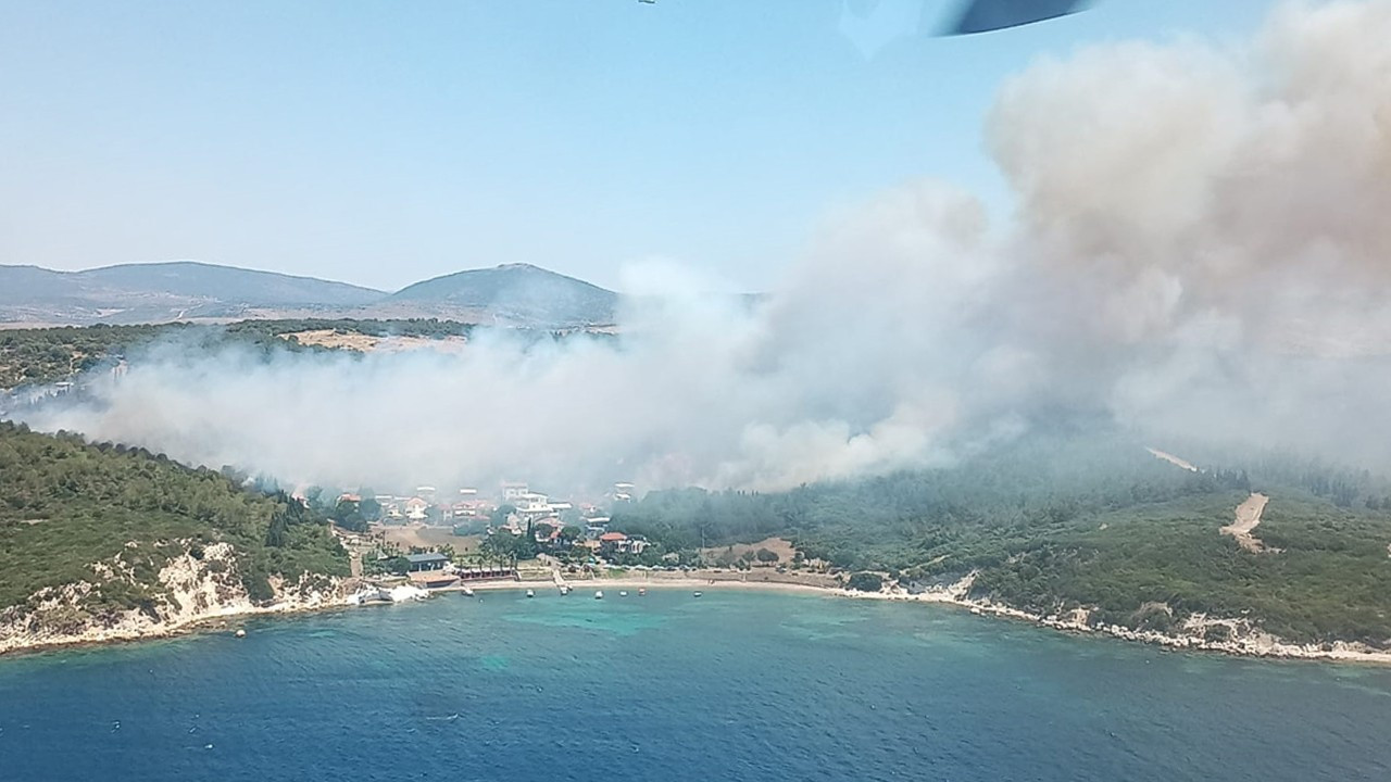 Aliağa ve Menderes ilçelerindeki orman yangınlarına müdahale ediliyor