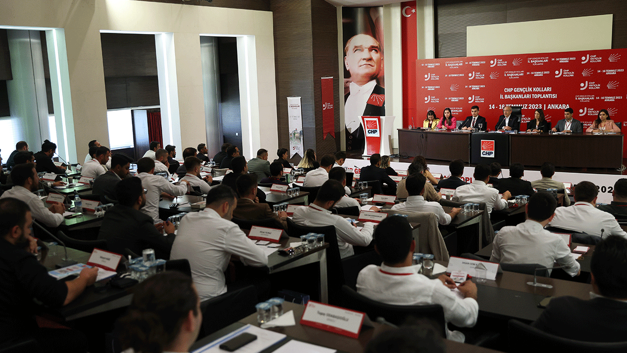 Kılıçdaroğlu, partisinin gençlik kolları il başkanlarıyla buluştu