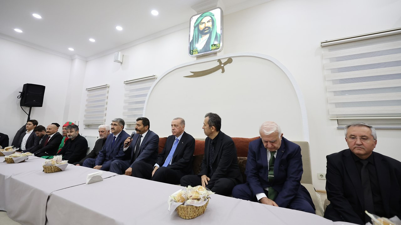 Erdoğan, Ali Baba Cemevi'nde muharrem ayı iftarına katıldı