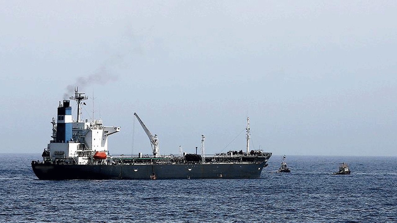Kızıldeniz'de 8 yıldır demirli olan petrol tankeri tahliye ediliyor