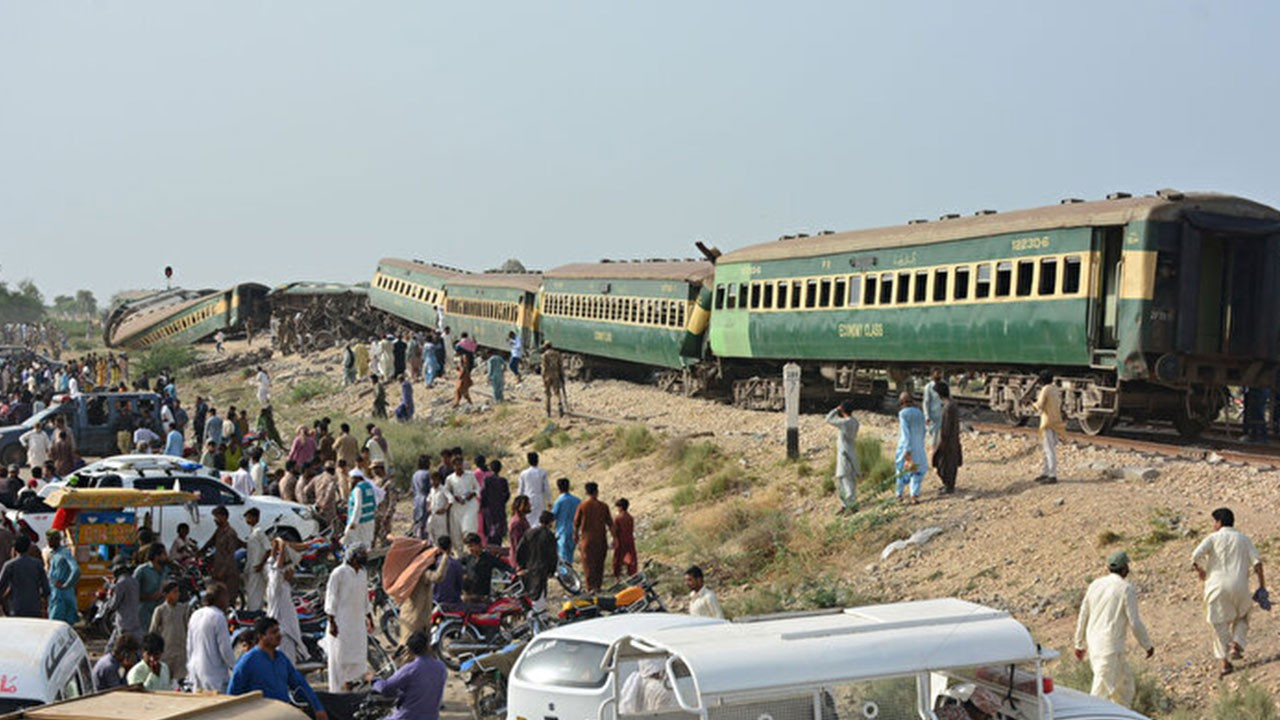 Pakistan'da yolcu treninin raydan çıktığı kazada 30 ölü