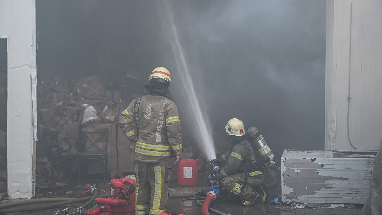 Silivri'de fabrikada çıkan yangına müdahale ediliyor