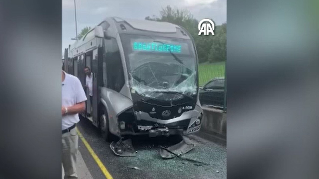 Üsküdar'da metrobüs kazası: Araçlarda hasar oluştu