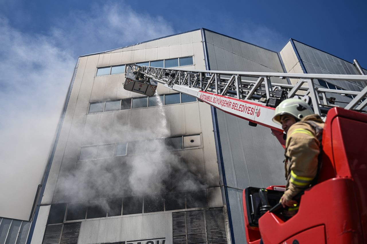 Ataşehir'de 3 katlı binanın çatısında çıkan yangın söndürüldü