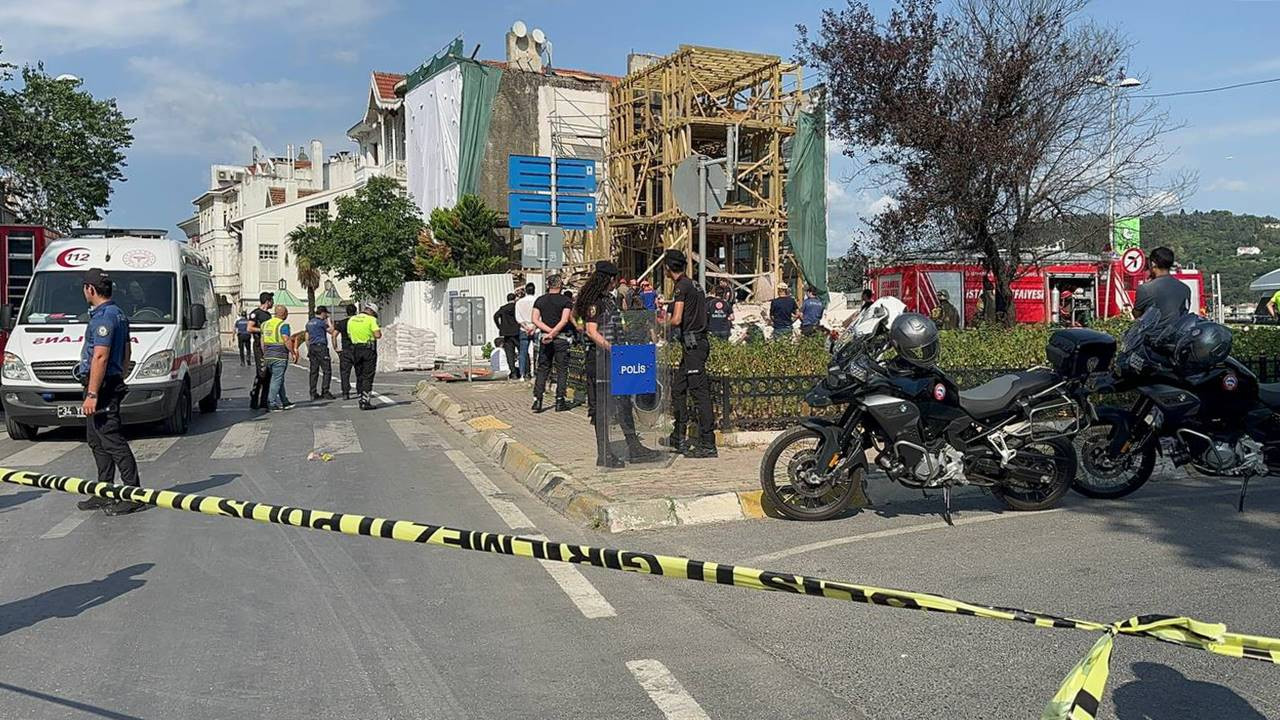Beşiktaş'ta tadilattaki binada çökme: 1 ölü