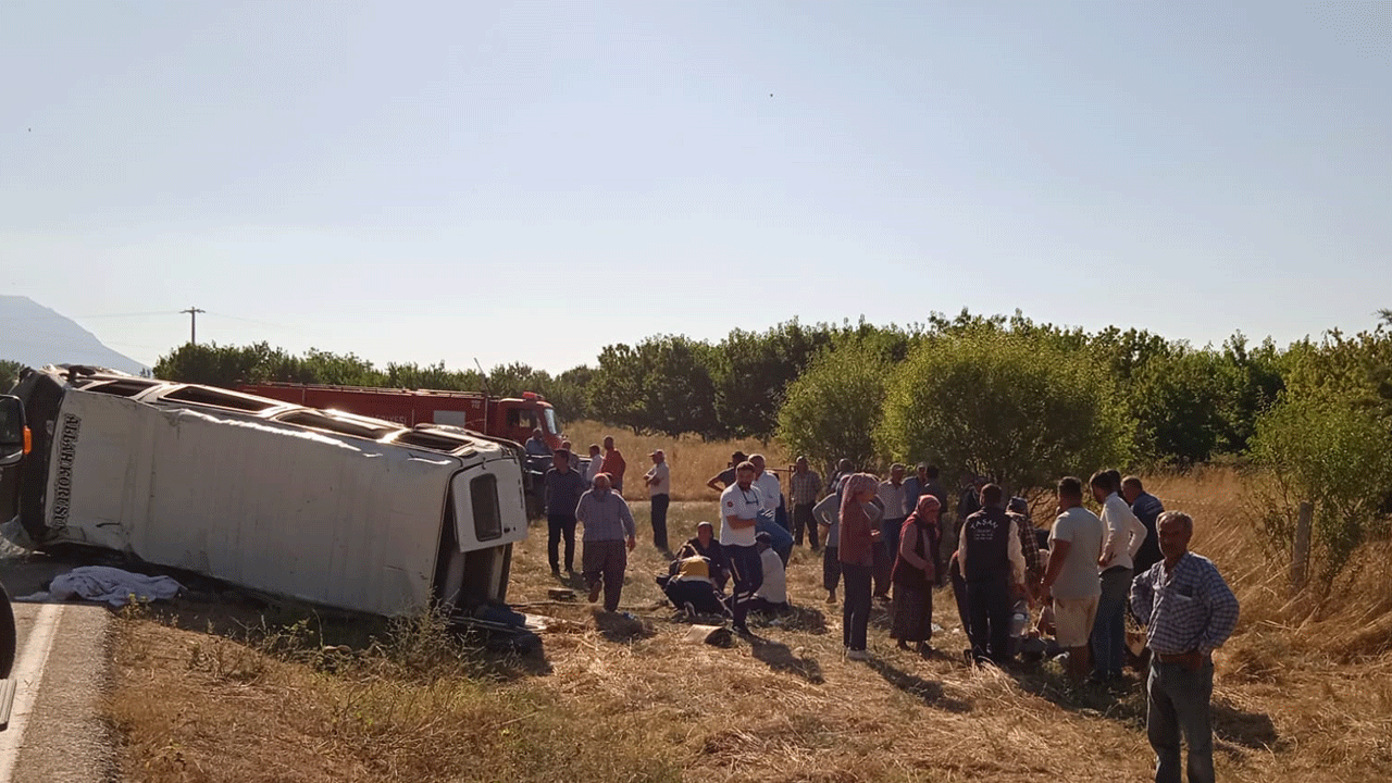 Isparta'da minibüsle tarım aracının çarpıştı: 1 ölü, 13 yaralı