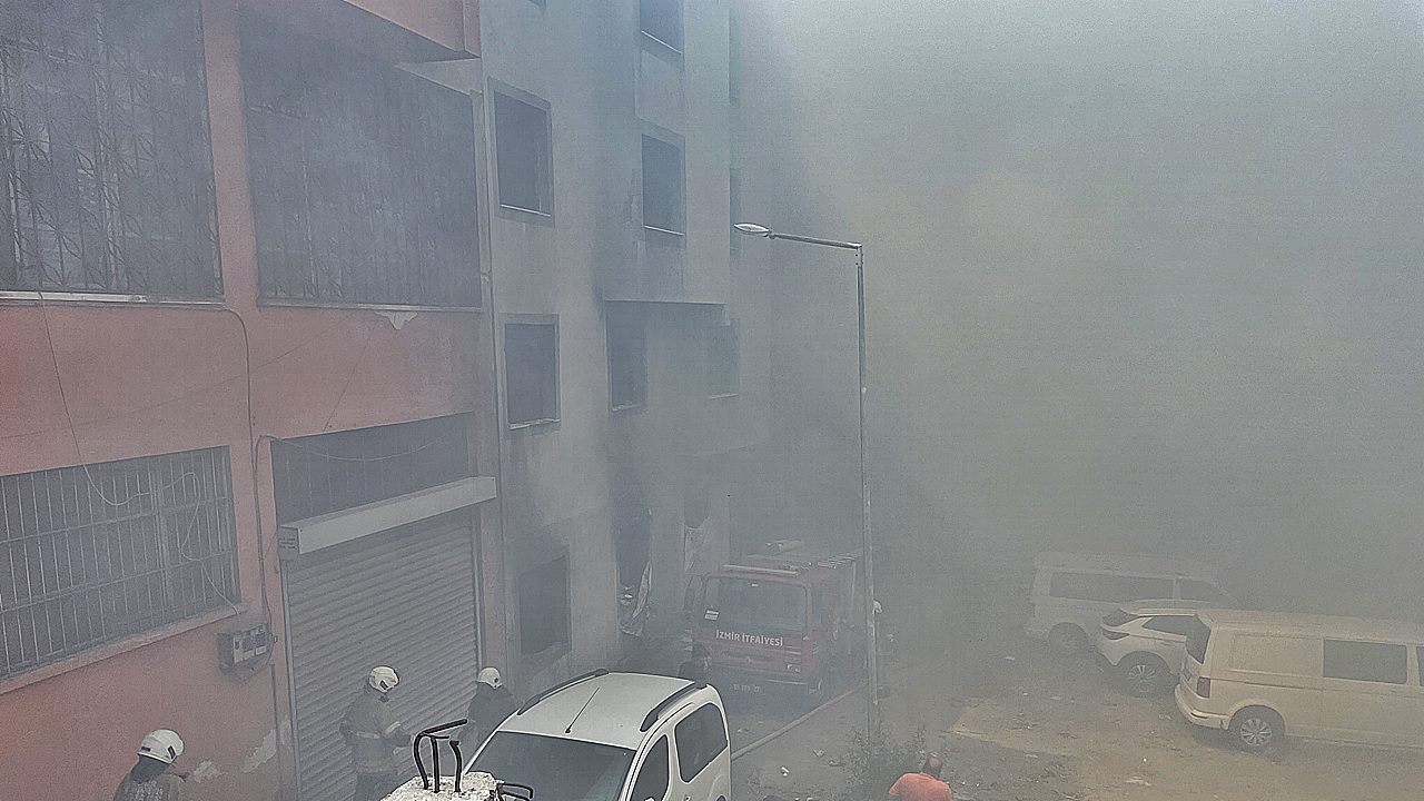 İzmir'deki yangında çanta imalathanesi küle döndü