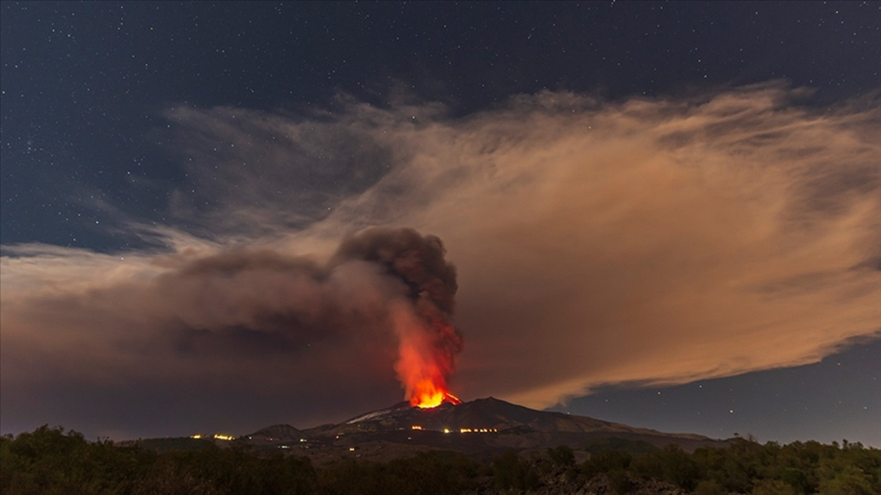 Etna Yanardağı'nda patlama: Katanya Havalimanı'ndaki uçuşlar geçici süreyle durduruldu