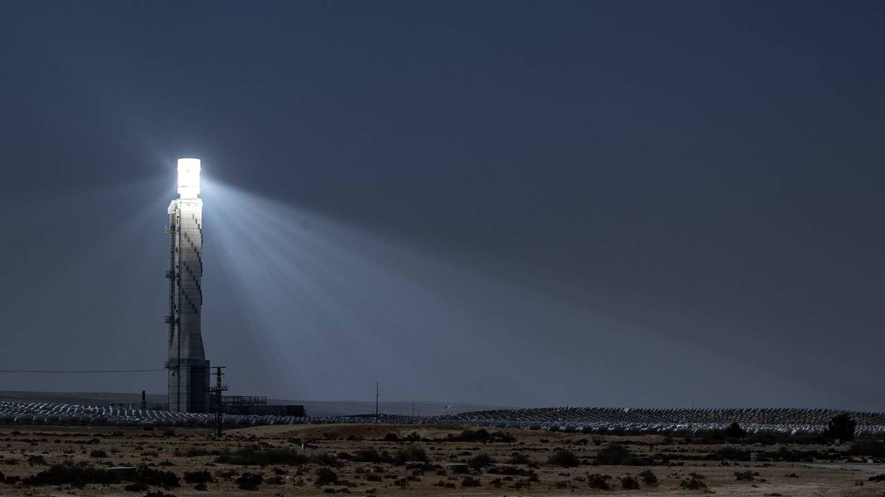 İsrail'de çöle 'Yüzüklerin Efendisi'ni çağrıştıran enerji santrali