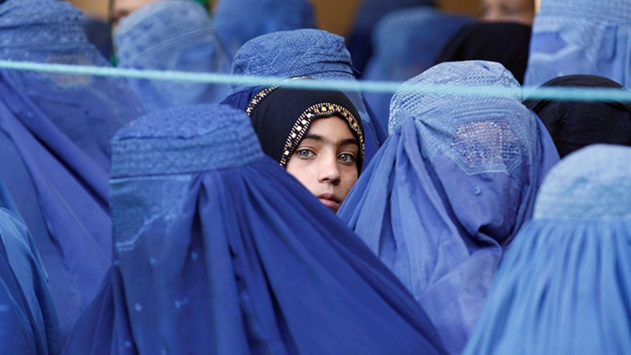“Taliban’ın kadın politikası, Afgan ekonomisindeki düşüşü hızlandırır”