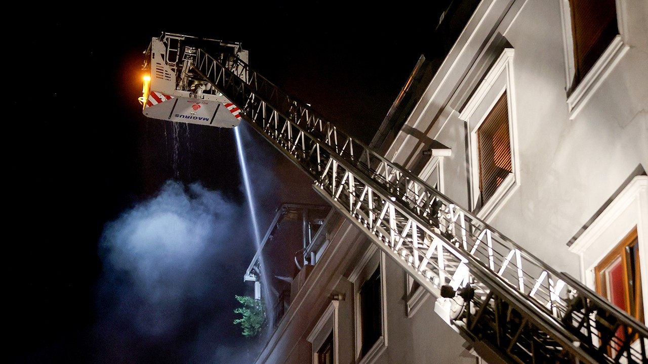 Kadıköy'de yangından kurtulmak için binanın 3. katından atlayan kadın hayatını kaybetti