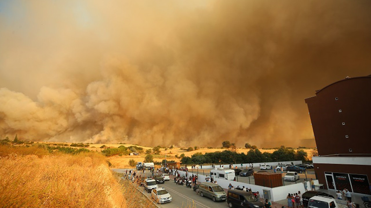 Çanakkale'de çıkan orman yangınına müdahale devam ediyor