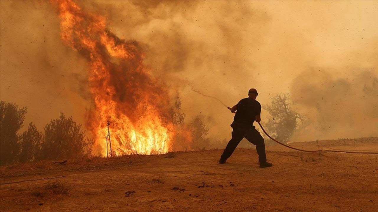 Yunanistan'da yangınlar nedeniyle tahliyeler sürüyor