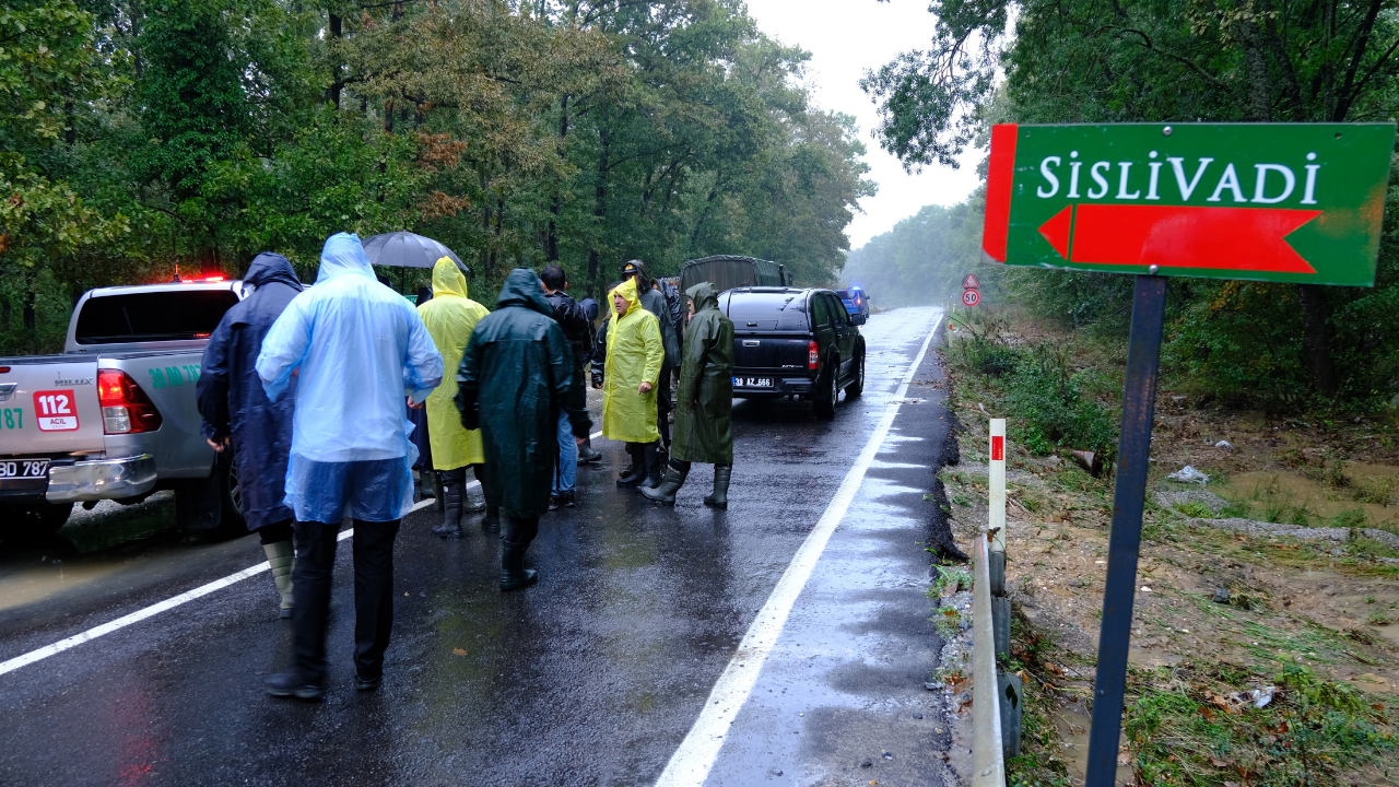 Kırklareli'nde taşkın nedeniyle ormanda mahsur kalan 2 kişi kurtarıldı