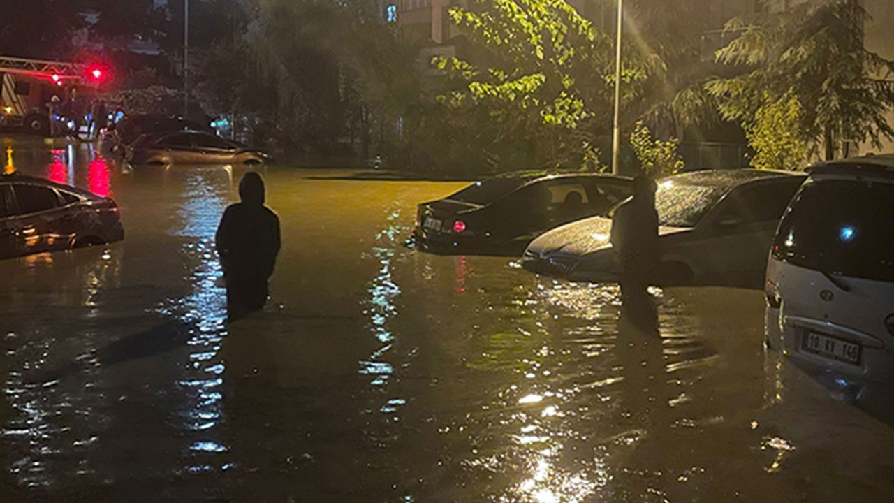İstanbul'u sel vurdu, sokaklar göle döndü