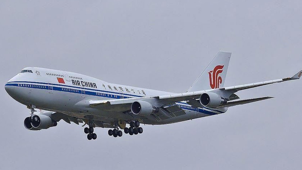 Motoru alev alan Air China uçağındaki yolcular tahliye edildi