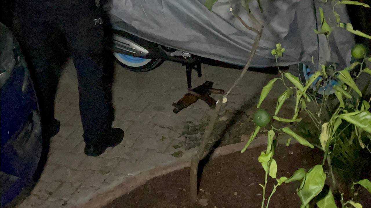 Adana'da üzerlerinde AK-47 piyade tüfeği bulunan iki şüpheliden biri yakalandı