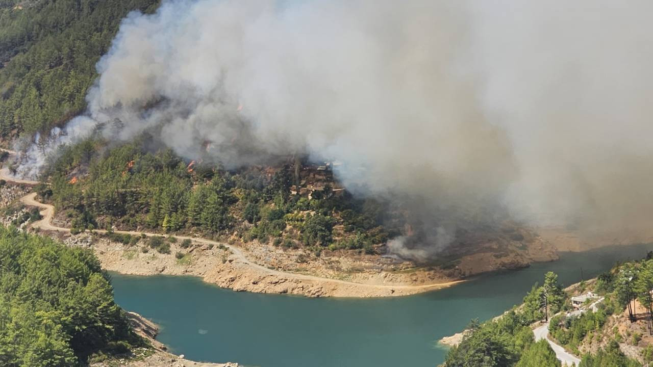 Alanya'da yerleşim alanlarına yakın orman yangını