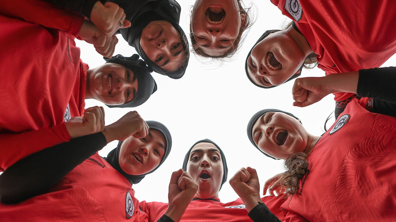 Afgan kadın futbol yıldızının FIFA’yla milli takım polemiği