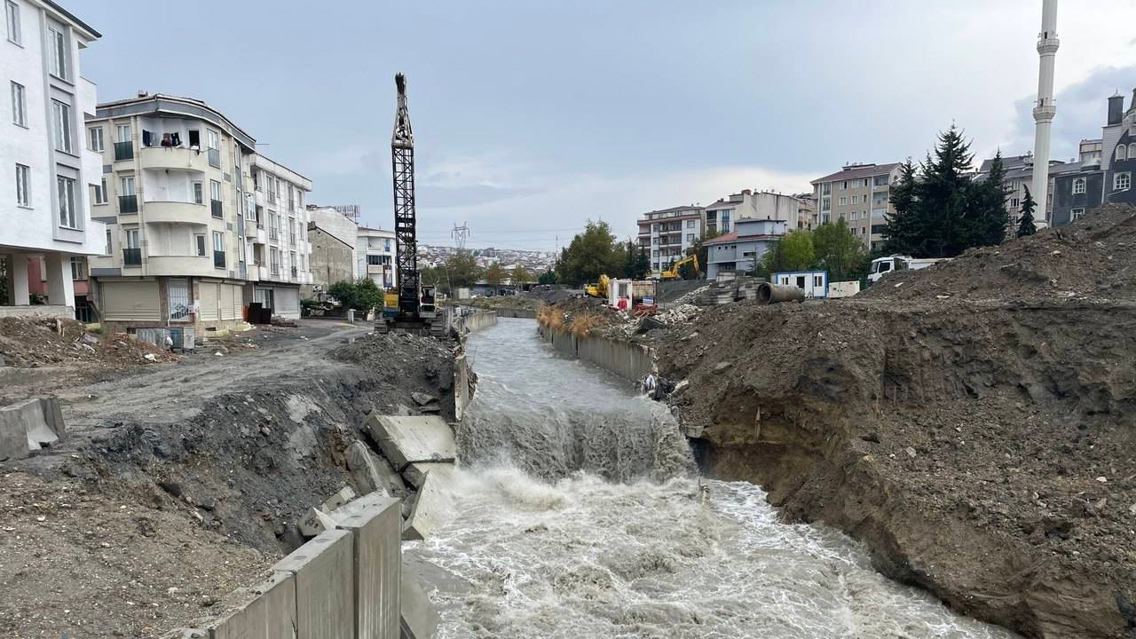İstanbul'da sağanak: Ev ve işyerlerini su bastı, yollar göle döndü