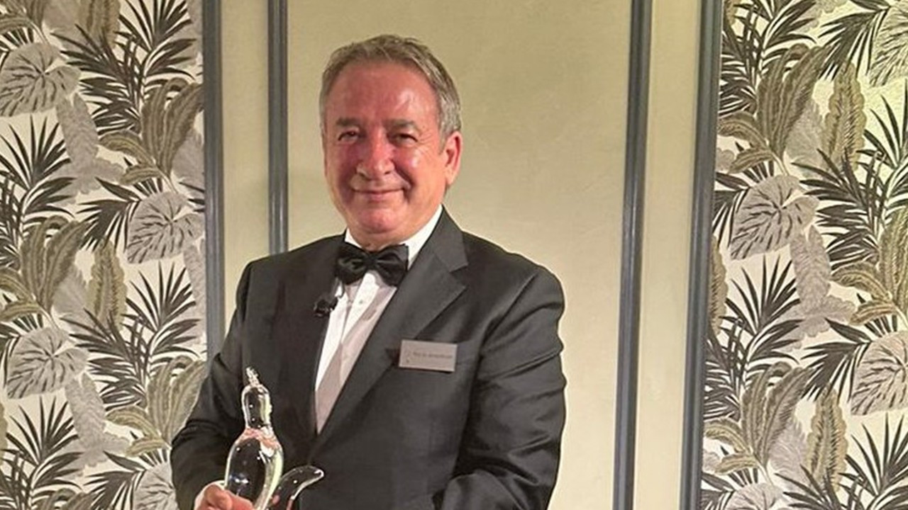 Ahmet Kırman "Yılın Cama Değer Katan İnsanı" ödülünü aldı