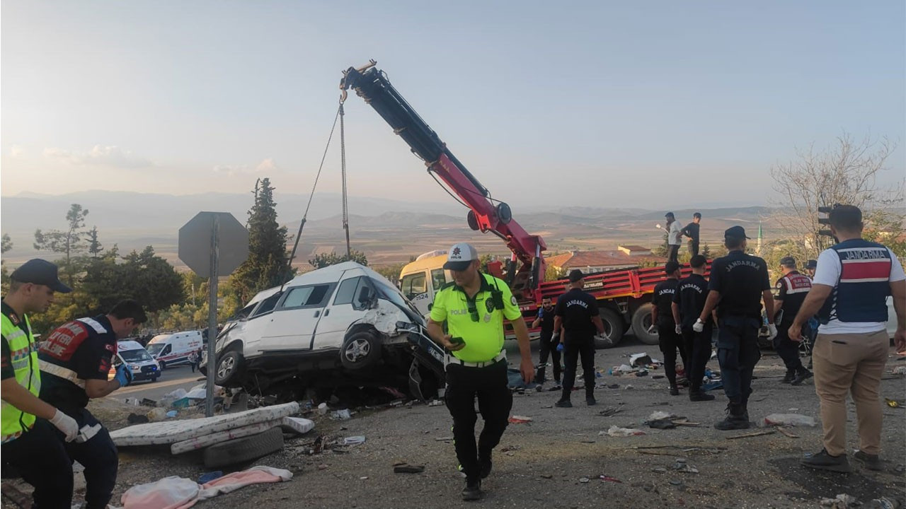 Gaziantep'te kamyon 3 araca çarptı: 5 ölü, 17 yaralı