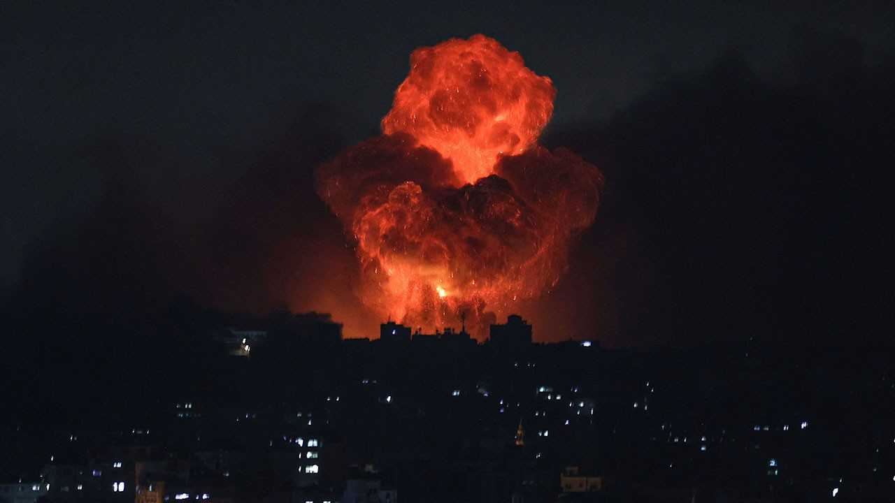 İsrail Gazze'yi yine vurdu! Kudüs Hastanesi'nin yakınına bomba düştü