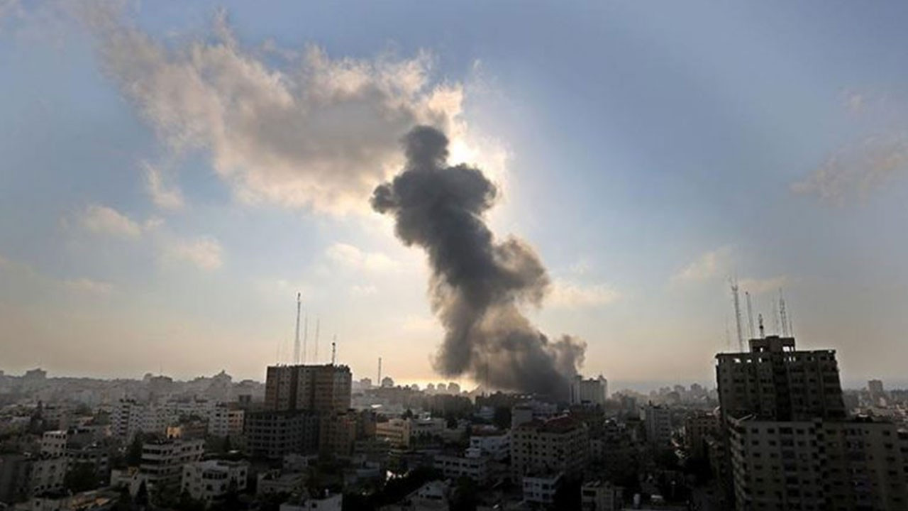 İsrail, topçu atışıyla Lübnan'daki bir cami ve bazı evleri vurdu