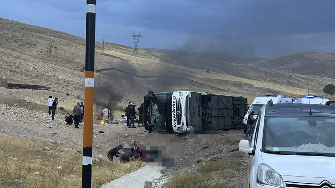 Sivas'ta otobüs devrildi, yedi kişi öldü