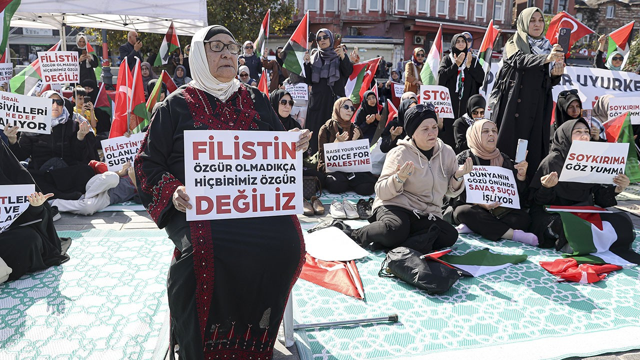 İstanbul'da Filistin'e destek için oturma eylemi düzenlendi