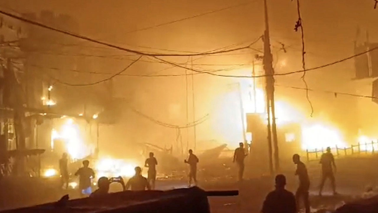 İsrail savaş uçakları, Gazze'de bir camiyi daha vurdu