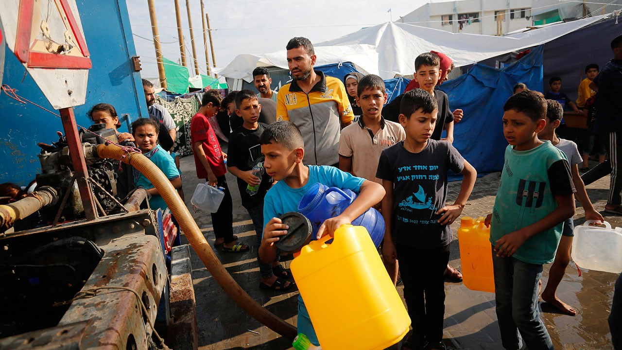 Gazze'de yaşanan su sıkıntısı uzun kuyruklara neden oldu