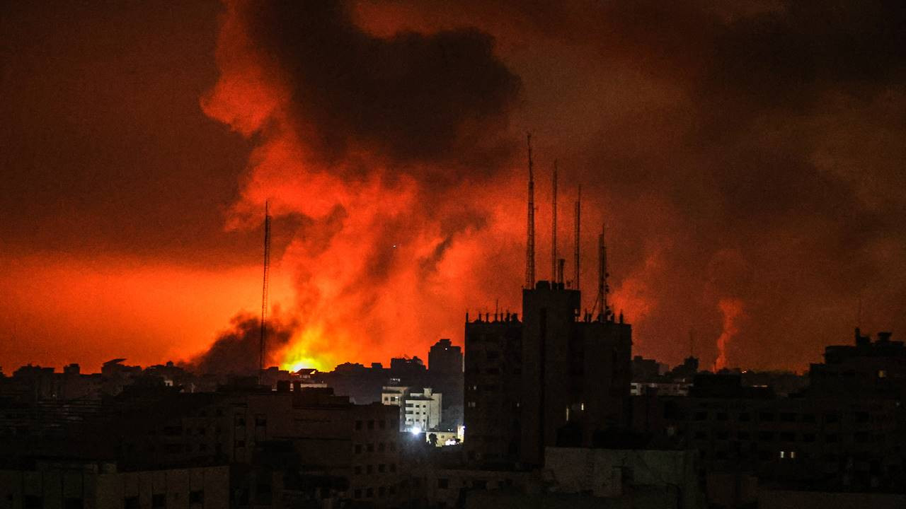 Gazze'deki hükümet: İsrail, 1500 kişinin sığındığı iki merkezi vurmakla tehdit etti