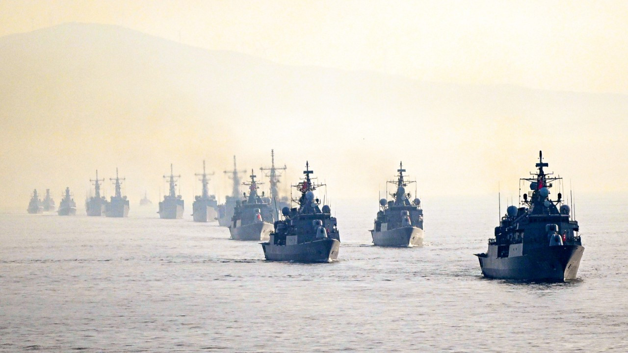 Türk donanmasının 100. yıl geçişi! 100 savaş gemisi boğazdan geçti
