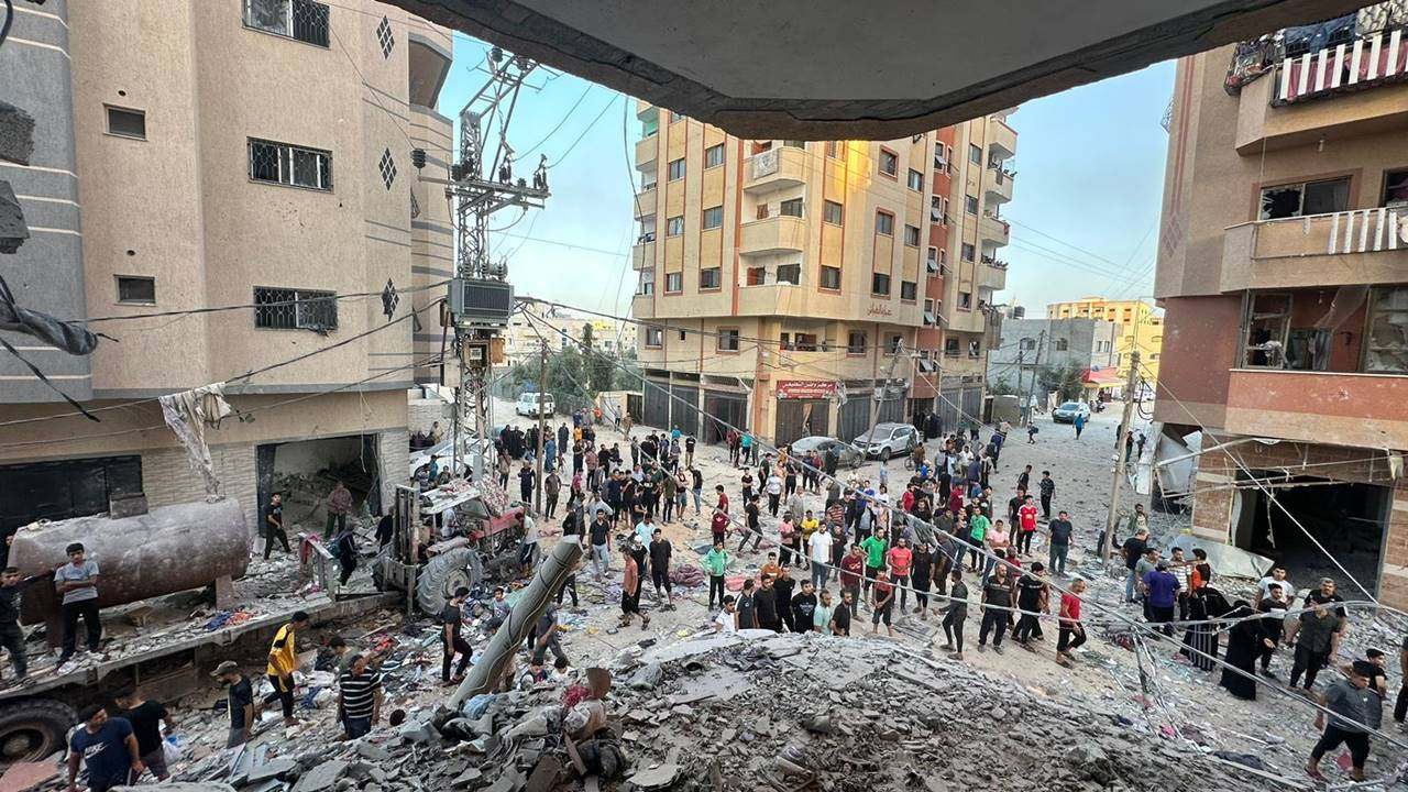 Gazze'deki bakanlık: İsrail önce hastane girişi, sonra okul bombaladı