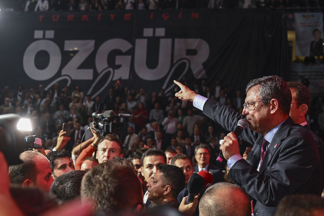 CHP Genel Başkanı Özel'in 'balkon konuşması': Seferberlik ilan ediyorum