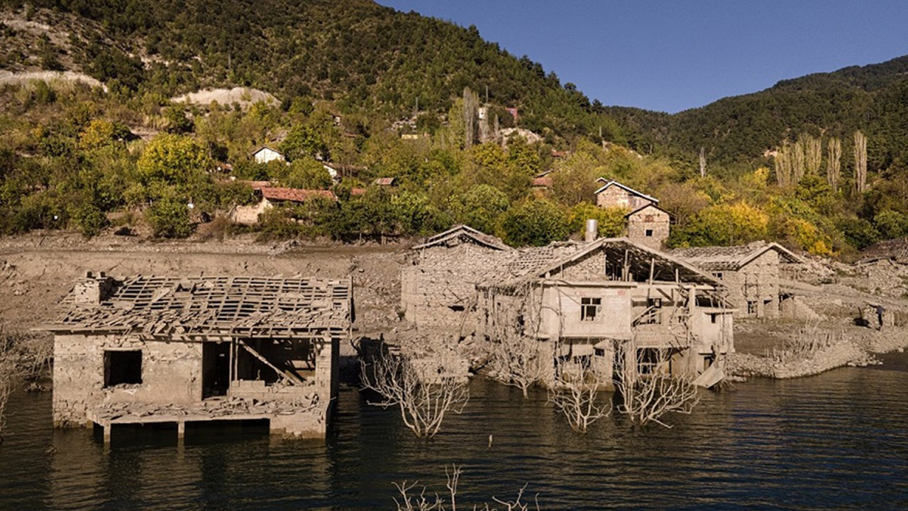 Baraj sularının çekilmesiyle taş evler gün yüzüne çıktı