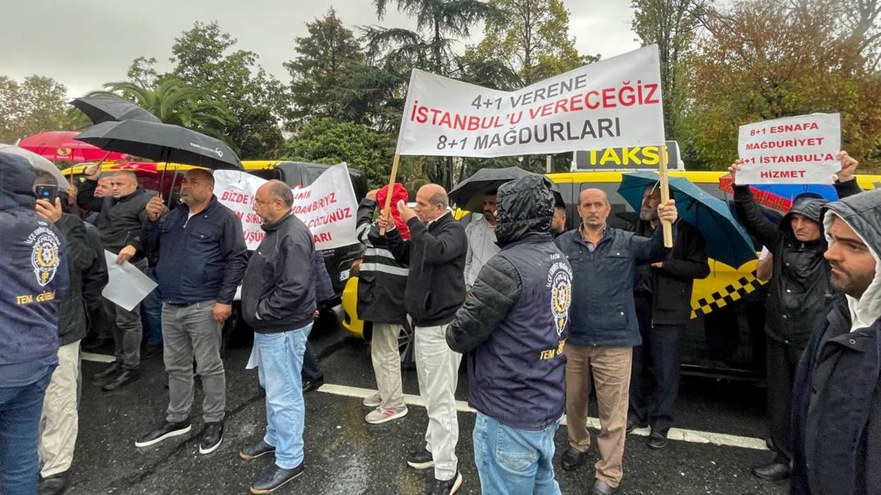 Taksicilerden İBB önünde 'Para kazanamıyoruz' eylemi