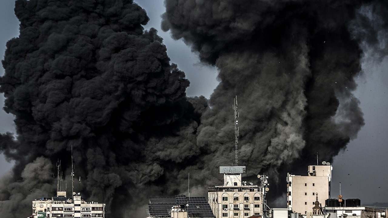 İsrail ordusu, Gazze'deki parlamento binasını patlatarak yıktı