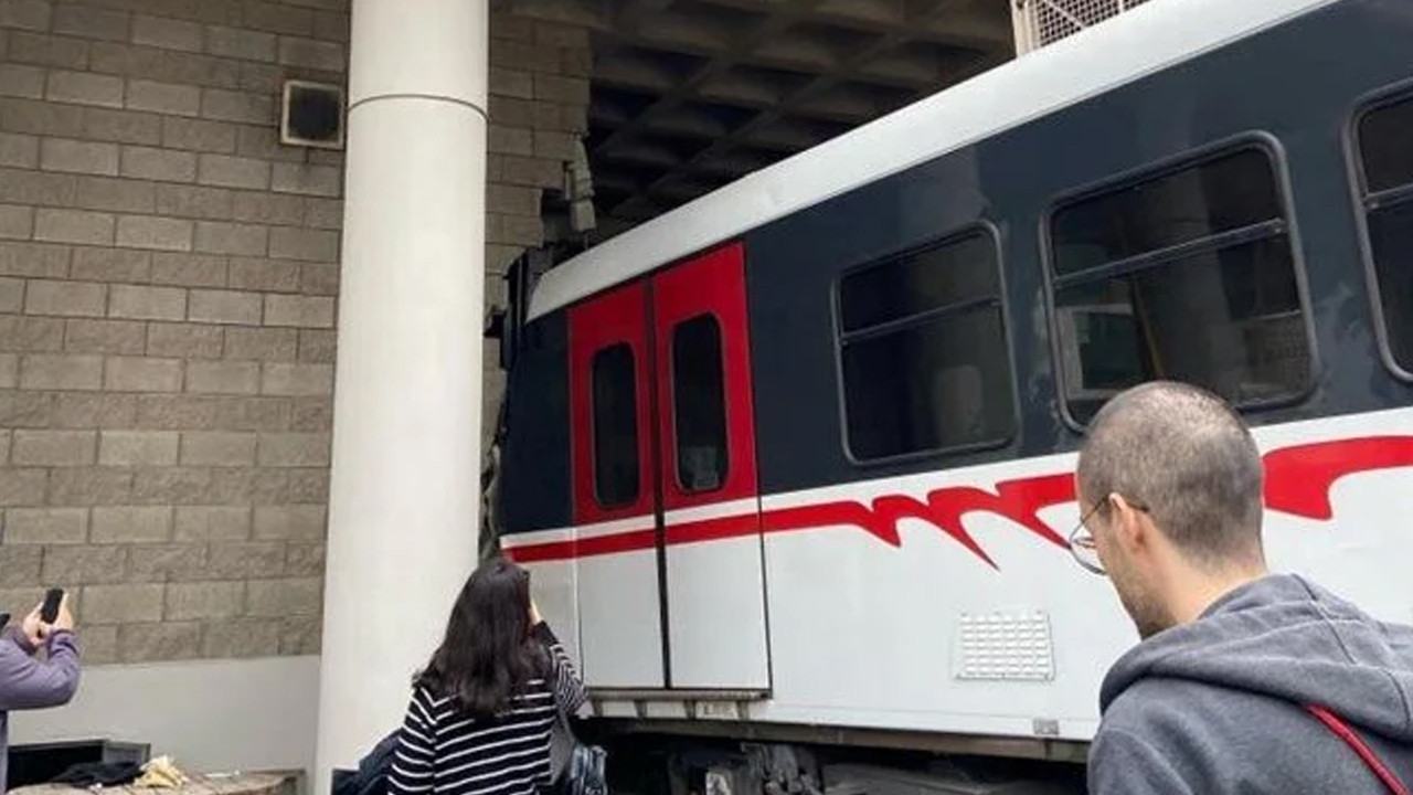 İzmir’de metro raydan çıktı